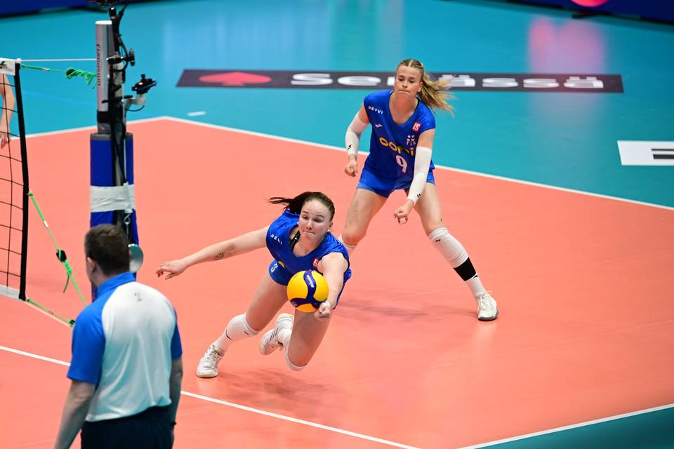Slovakia osoittautui liian haastavaksi Suomen naislentopalloilijoille, välieräpaikka jäi vain haaveeksi. Slovakia osoittautui liian haastavaksi Suomen naislentopalloilijoille, välieräpaikka jäi vain haaveeksi. 1