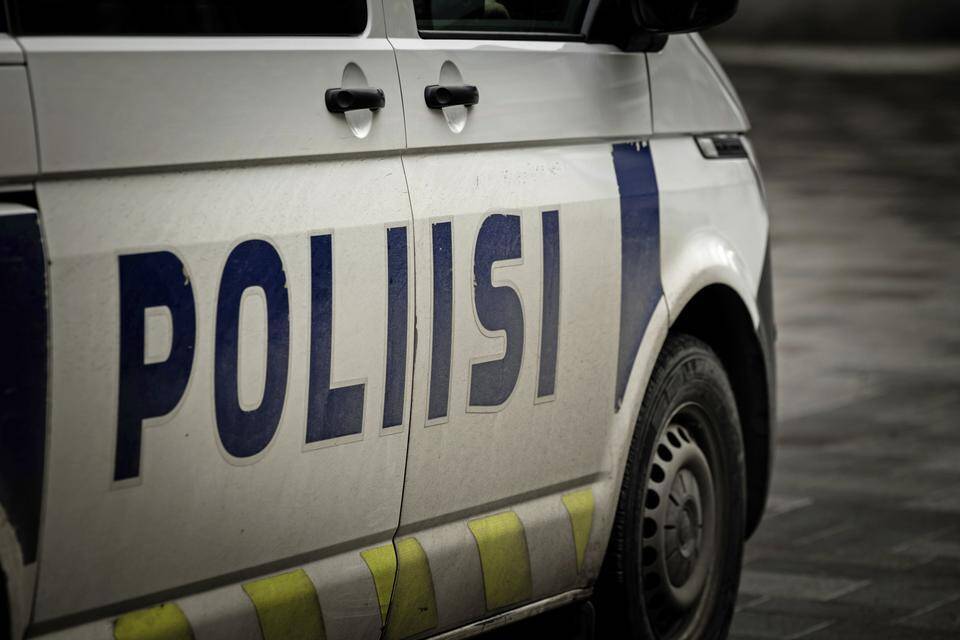 Sotilasräjähde poistettiin Kotkassa Kymin lentokentän läheisyydestä – alueella järjestettiin viikonloppuna Jukolan viesti. Sotilasräjähde poistettiin Kotkassa Kymin lentokentän läheisyydestä – alueella järjestettiin viikonloppuna Jukolan viesti. 1