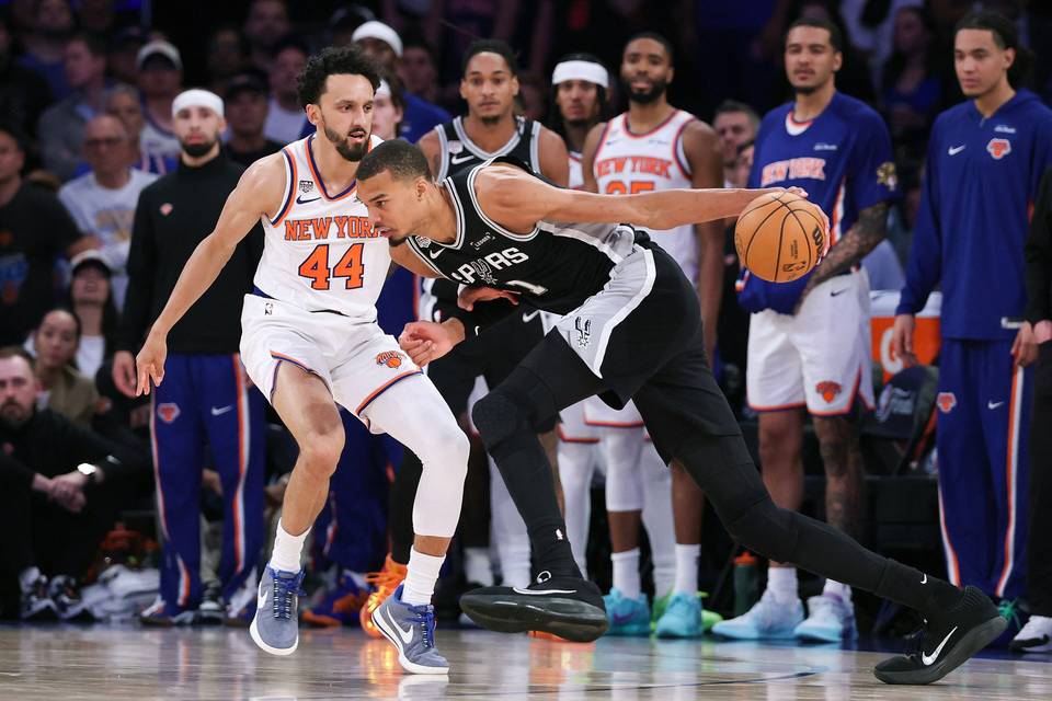 Spurs vähensi eroa NBA:n finaalisarjassa jännittävässä ottelussa, joka ratkesi vasta viime hetkillä. Spurs vähensi eroa NBA:n finaalisarjassa jännittävässä ottelussa, joka ratkesi vasta viime hetkillä. 1