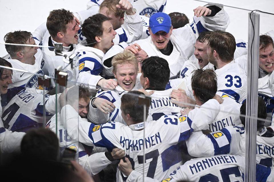 Suomi voitti jääkiekon maailmanmestaruuden! Suomi voitti jääkiekon maailmanmestaruuden! 1