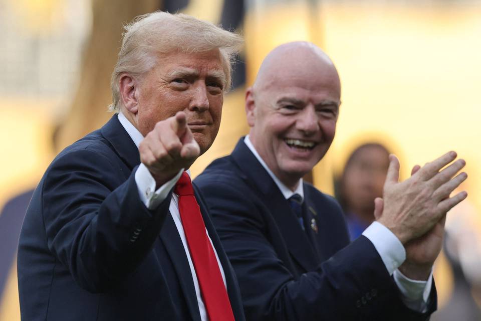 Trump saapuu jalkapallon maailmanmestaruuskilpailujen finaaliin ja luovuttaa mestaruuspokaalin. Trump saapuu jalkapallon maailmanmestaruuskilpailujen finaaliin ja luovuttaa mestaruuspokaalin. 1