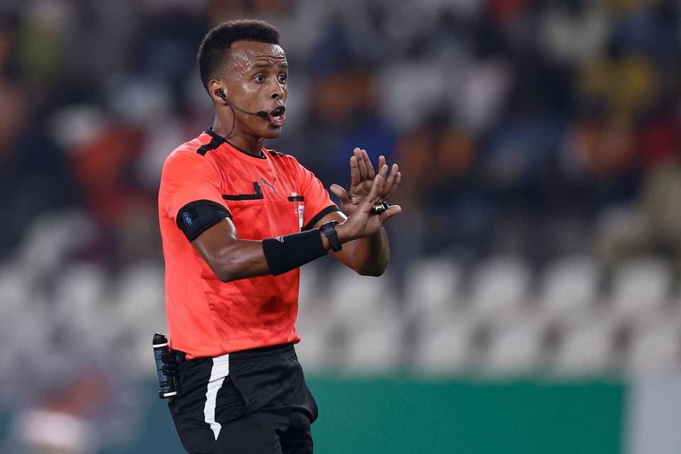 Uefa nimitti Yhdysvalloista ja MM-kisoista pudonneen somalialaistuomarin Super Cup -ottelun erotuomariksi. Uefa nimitti Yhdysvalloista ja MM-kisoista pudonneen somalialaistuomarin Super Cup -ottelun erotuomariksi. 1