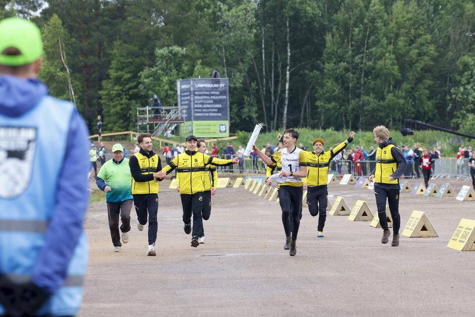 Urheilupäivän tapahtumat | Ruotsalaisperhe juhlii Jukolan viestissä, pienempi joukkue haastaa suuremman jalkapallon MM-kisoissa 1