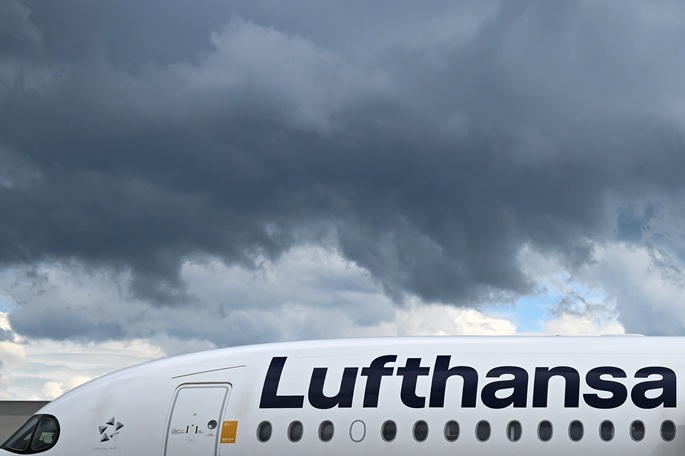 Useita loukkaantuneita, kun Lufthansa-lentokone kaatui portilla Frankfurtissa. 1