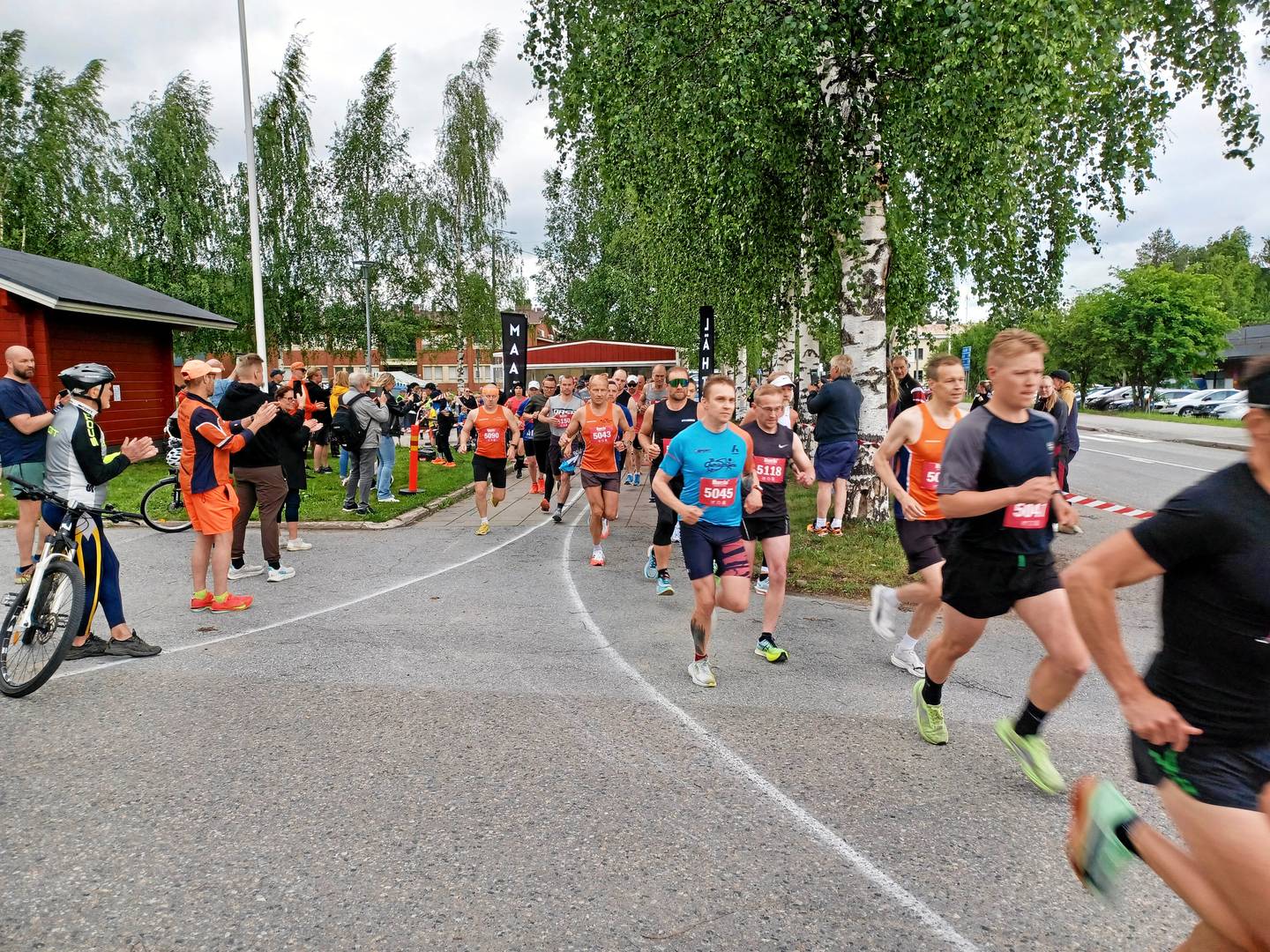 Varpaisjärven yöjuoksutapahtuma houkutteli runsaasti osallistujia. Varpaisjärven yöjuoksutapahtuma houkutteli runsaasti osallistujia. 1