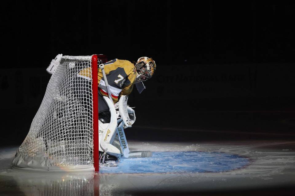 Vegas-vahti Carter Hart on heikentynyt NHL:n loppuotteluissa antisankariksi Vegas-vahti Carter Hart on heikentynyt NHL:n loppuotteluissa antisankariksi 1
