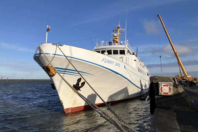Vikainen Helgolandin lautta hinattiin Saksan mantereelle 1