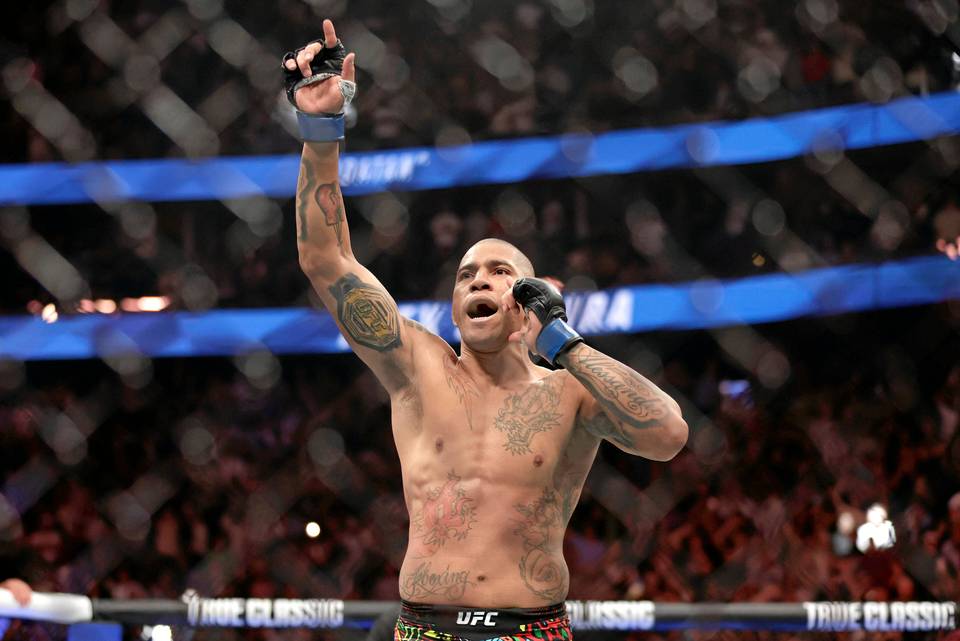 Voisiko voitto sunnuntaina nostaa Alex Pereiran UFC:n huippupelaajien joukkoon? Asiantuntijat jakautuneet mielipiteissään. Voisiko voitto sunnuntaina nostaa Alex Pereiran UFC:n huippupelaajien joukkoon? Asiantuntijat jakautuneet mielipiteissään. 1