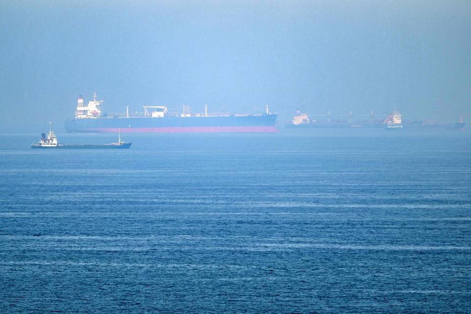 Yhdysvallat ja Iran suorittaneet uusia hyökkäyksiä toisiaan kohtaan, taustalla Hormuzinsalmen torstainen rahtilaivan iskuyritys. 1