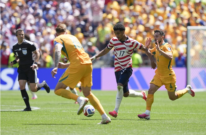 Yhdysvallat varmisti pudotuspelipaikan 2-0-voitolla Australiasta. 1