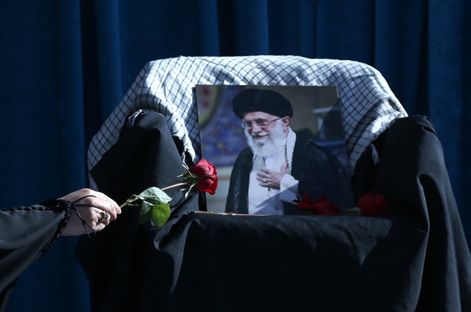 Yhdysvaltain ilmavoimat hyökkäsi tankkeriin Hormuzin lähellä, Khamenein hautaaminen tapahtuu Mashhadissa. 3