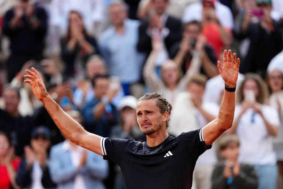 Zverev katkaisi Alcarazin ja Sinnerin pitkään jatkuneen voitottoman putken uransa ensimmäisellä grand slam -tittelillä. Zverev katkaisi Alcarazin ja Sinnerin pitkään jatkuneen voitottoman putken uransa ensimmäisellä grand slam -tittelillä. 1