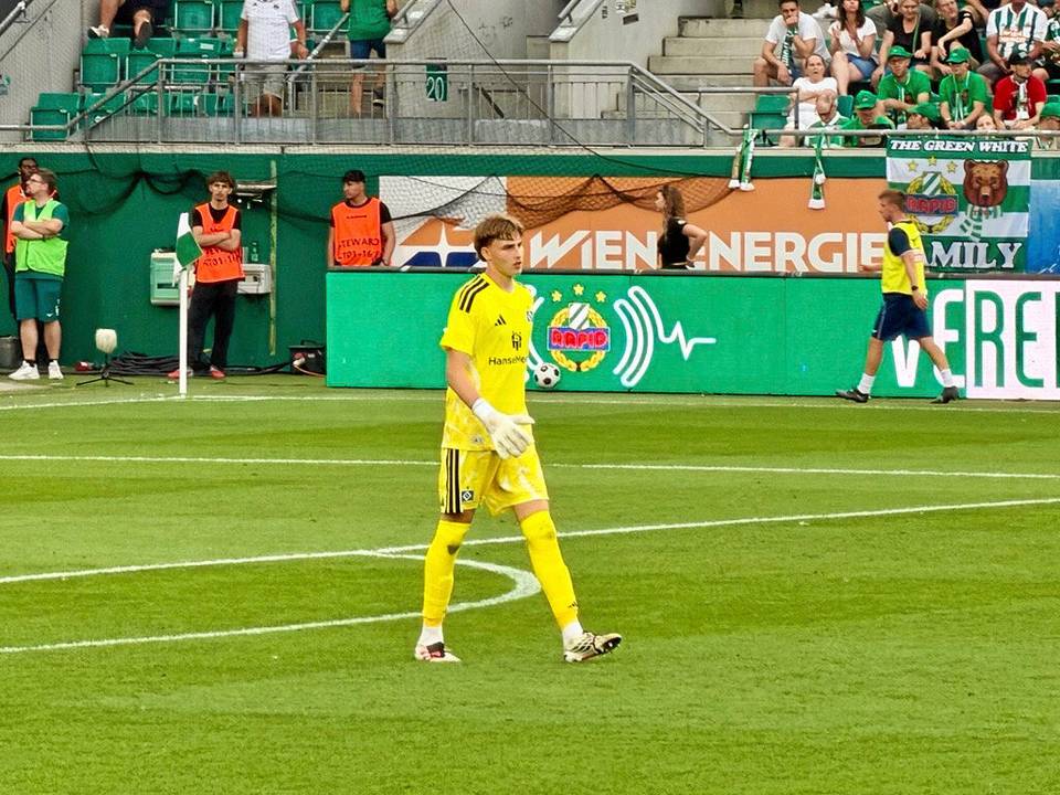 17-vuotias suomalainen lahjakkuus teki debyyttinsä Bundesliiga-joukkueen maalilla. 17-vuotias suomalainen lahjakkuus teki debyyttinsä Bundesliiga-joukkueen maalilla. 1