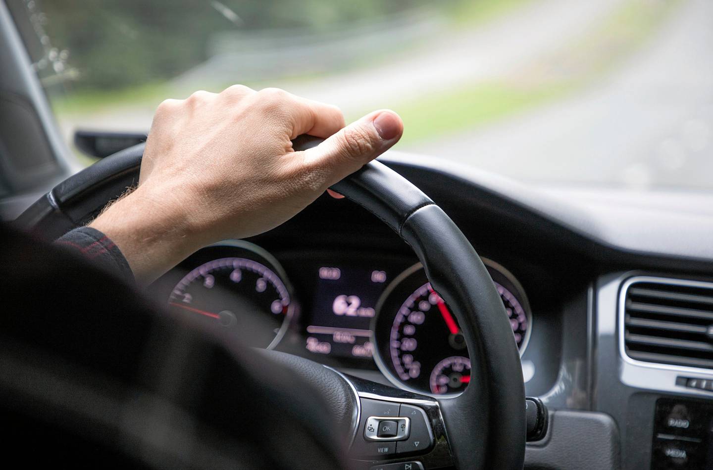 Ajokorttikoulutuksen hinnat nousevat syksyllä useissa autokouluissa – tässä syy. 1