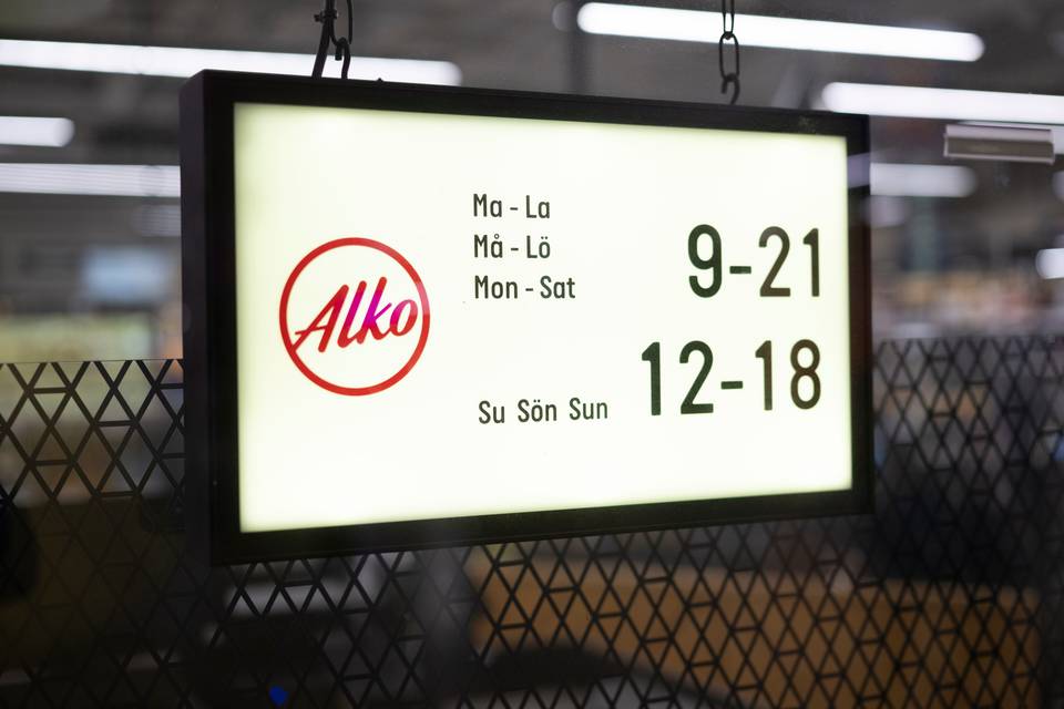 Alkot avautuvat ensimmäistä kertaa sunnuntaina, yli 30 myymälää palvelee asiakkaita tänään. Alkot avautuvat ensimmäistä kertaa sunnuntaina, yli 30 myymälää palvelee asiakkaita tänään. 1
