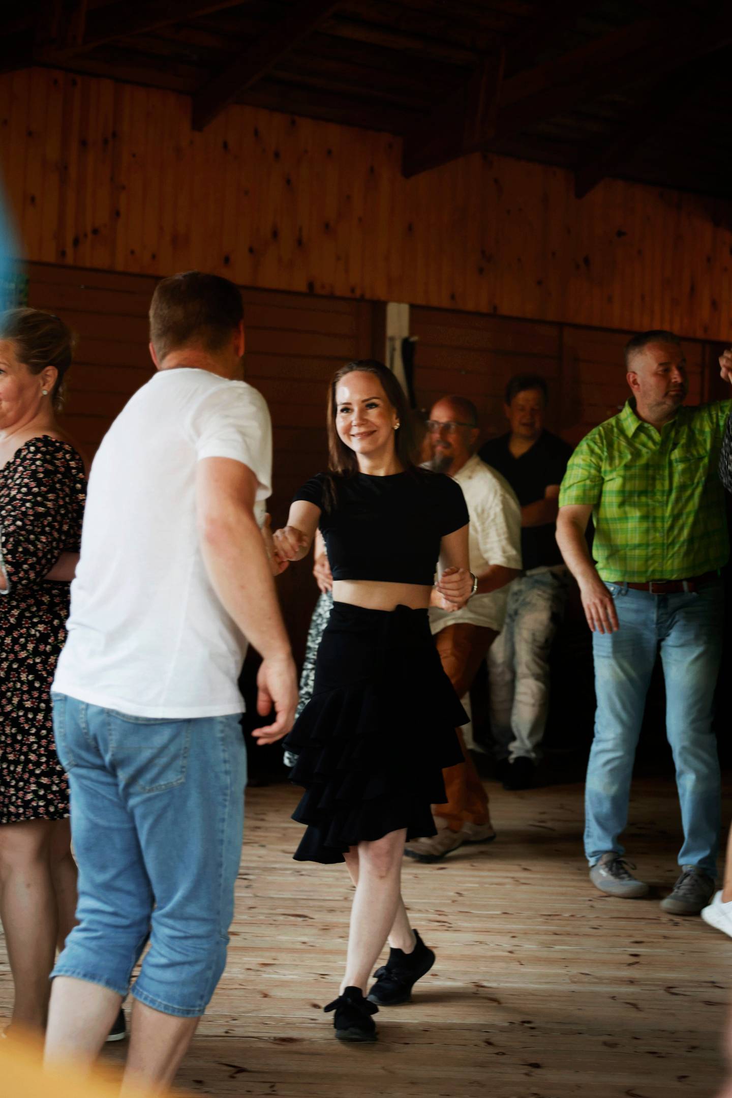 "Alussa jalat osuivat toisiinsa" – Kyselimme, mikä houkuttelee nuoria aikuisia tanssilavalle. "Alussa jalat osuivat toisiinsa" – Kyselimme, mikä houkuttelee nuoria aikuisia tanssilavalle. 1