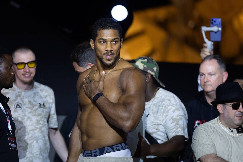 Anthony Joshua palasi ringiin tragedian jälkeen – kaatui kahdesti, mutta nousi voittoon Anthony Joshua palasi ringiin tragedian jälkeen – kaatui kahdesti, mutta nousi voittoon 1