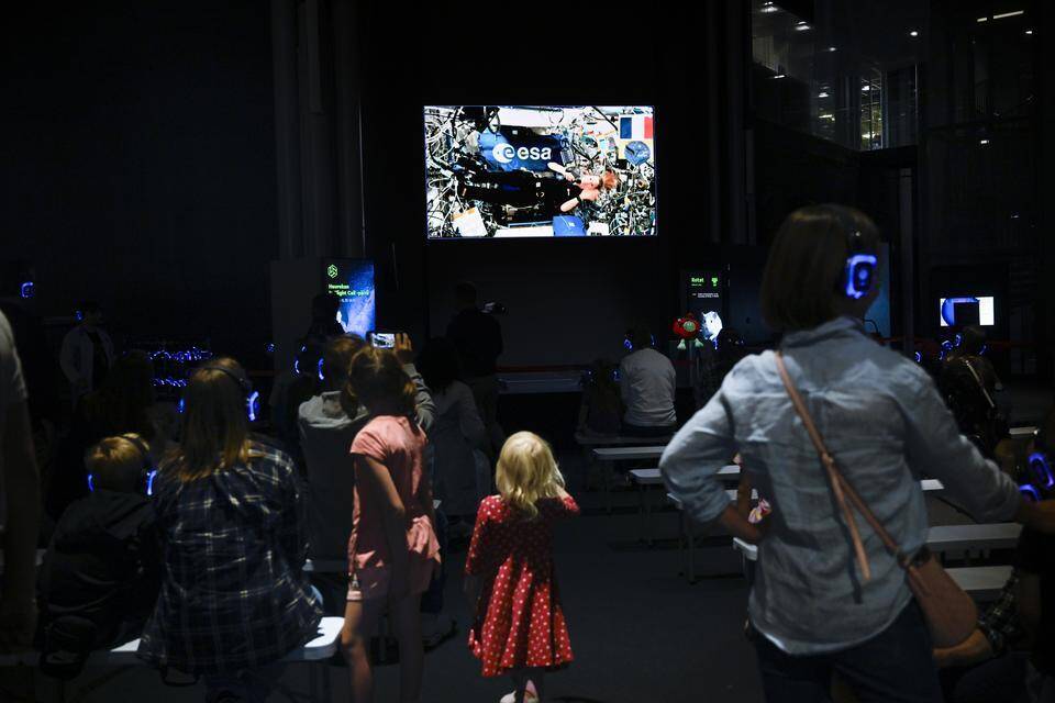 Astronautti vastasi lasten kysymyksiin Heurekan videoyhteydessä. 1