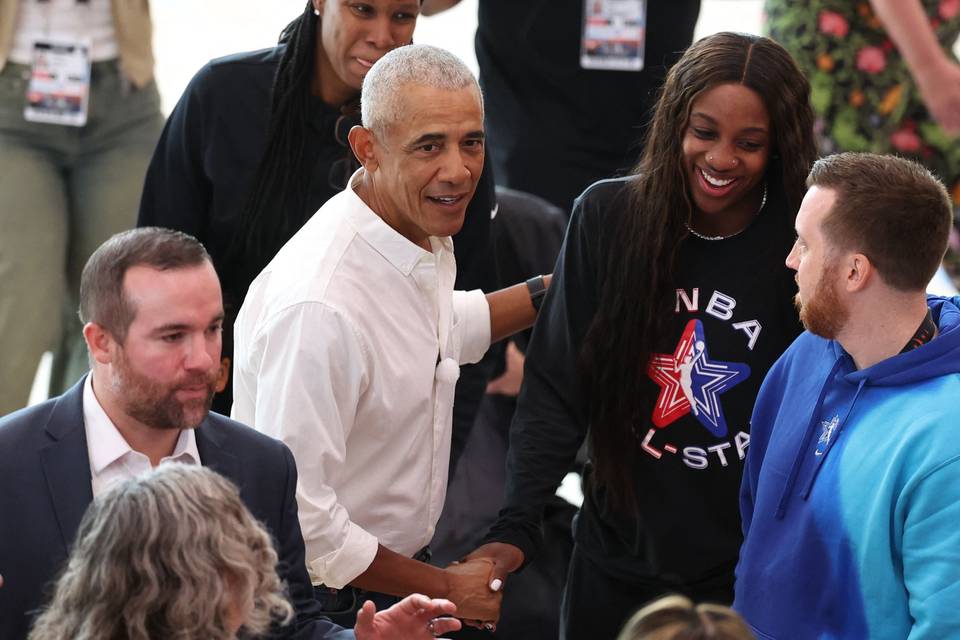 Barack Obama osallistui WNBA:n tähdistöottelun harjoituksiin ja kannusti Caitlin Clarkia. Barack Obama osallistui WNBA:n tähdistöottelun harjoituksiin ja kannusti Caitlin Clarkia. 1
