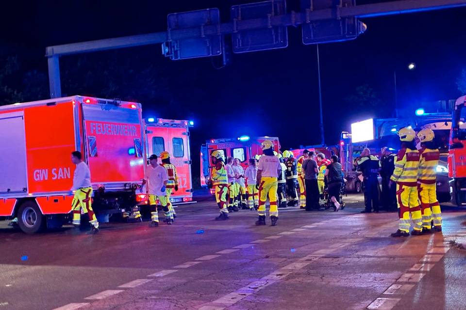Berliinissä tapahtui onnettomuus, jossa yksi henkilö menehtyi, kun auto ajautui väkijoukkoon Pride-tapahtuman läheisyydessä – epäiltyä ollaan edelleen jäljittämässä. Berliinissä tapahtui onnettomuus, jossa yksi henkilö menehtyi, kun auto ajautui väkijoukkoon Pride-tapahtuman läheisyydessä – epäiltyä ollaan edelleen jäljittämässä. 1
