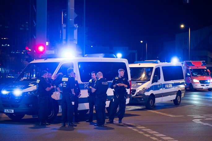 Berliinissä tapahtuneen törmäysiskun epäilty ammuttiin poliisin toimesta. 1