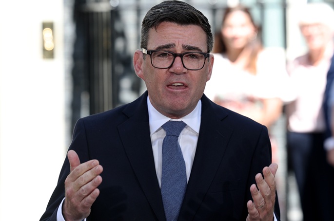 Burnham aloittaa virassaan Britannian pääministerinä ja esittelee uuden hallituksen. 1