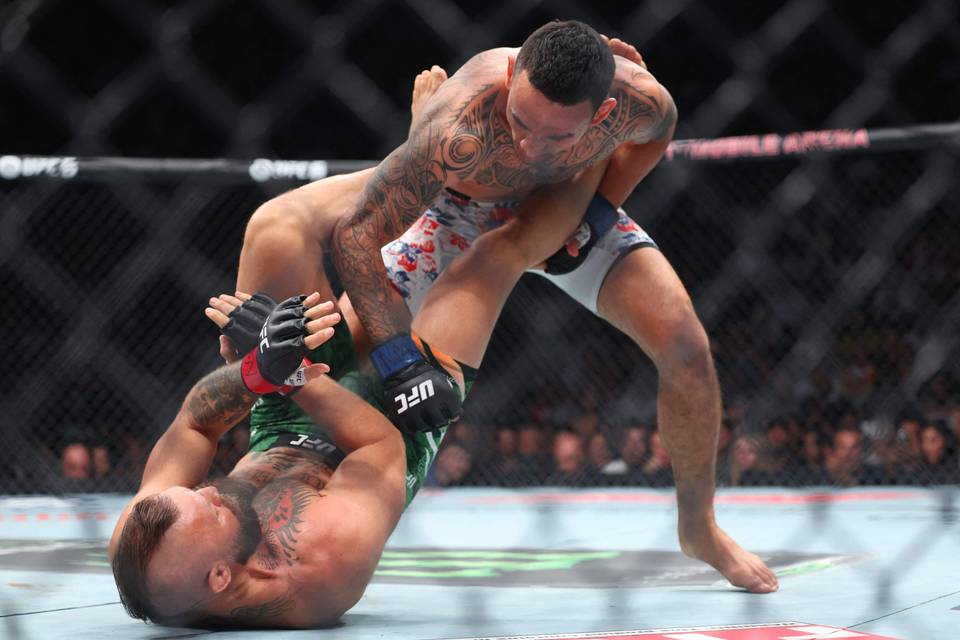 Conor McGregorin paluuottelu päättyi nopeasti – Max Holloway voitti 69 sekunnissa. Conor McGregorin paluuottelu päättyi nopeasti – Max Holloway voitti 69 sekunnissa. 1
