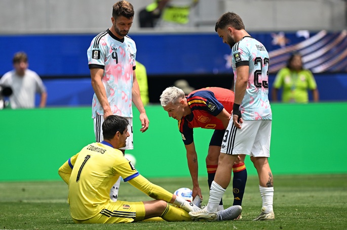Courtois tunteellinen loukkaantumisen vuoksi, joka pakotti aikaisen poistumisen puolivälieräottelusta Espanjaa vastaan. Courtois tunteellinen loukkaantumisen vuoksi, joka pakotti aikaisen poistumisen puolivälieräottelusta Espanjaa vastaan. 1