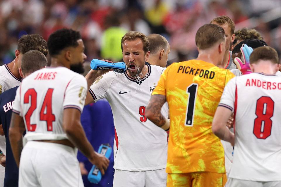 Englannin päävalmentaja Thomas Tuchel arvostelee MM-kisojen juomataukoja BBC:llä: "Häiritsee peliä" Englannin päävalmentaja Thomas Tuchel arvostelee MM-kisojen juomataukoja BBC:llä: "Häiritsee peliä" 1