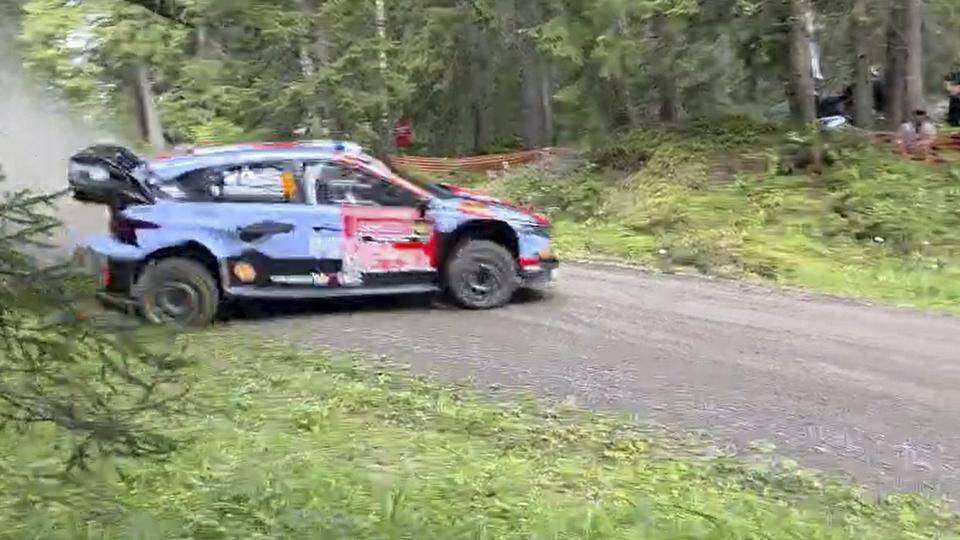 Esapekka Lappi joutui ulosajoon Jyväskylän MM-rallissa – katso kuvat ja video Esapekka Lappi joutui ulosajoon Jyväskylän MM-rallissa – katso kuvat ja video 4