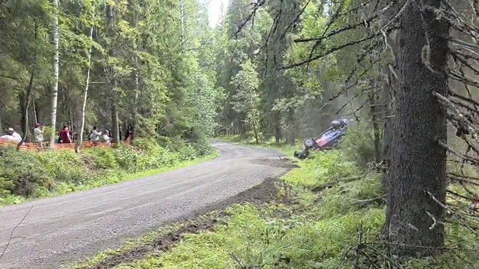 Esapekka Lappi joutui ulosajoon Jyväskylän MM-rallissa – katso kuvat ja video Esapekka Lappi joutui ulosajoon Jyväskylän MM-rallissa – katso kuvat ja video 6