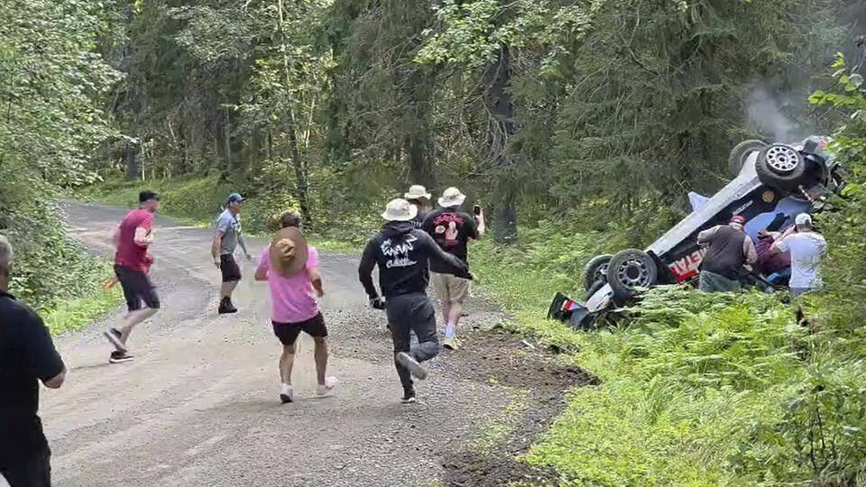 Esapekka Lappi joutui ulosajoon Jyväskylän MM-rallissa – katso kuvat ja video Esapekka Lappi joutui ulosajoon Jyväskylän MM-rallissa – katso kuvat ja video 7
