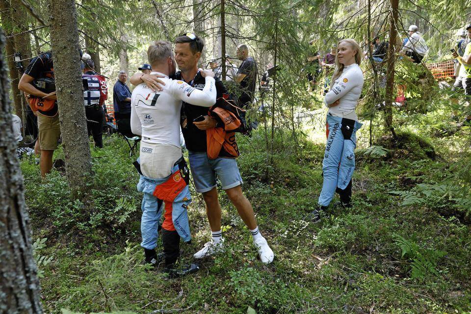 Esapekka Lappi joutui ulosajoon Jyväskylän MM-rallissa – katso kuvat ja video Esapekka Lappi joutui ulosajoon Jyväskylän MM-rallissa – katso kuvat ja video 8