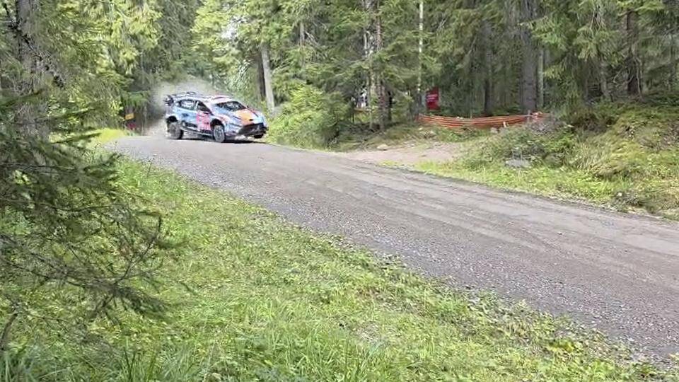 Esapekka Lappi joutui ulosajoon Jyväskylän MM-rallissa – katso kuvat ja video Esapekka Lappi joutui ulosajoon Jyväskylän MM-rallissa – katso kuvat ja video 3