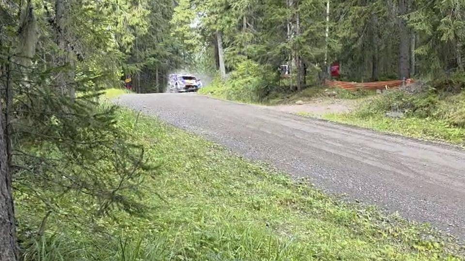 Esapekka Lappi joutui ulosajoon Jyväskylän MM-rallissa – katso kuvat ja video Esapekka Lappi joutui ulosajoon Jyväskylän MM-rallissa – katso kuvat ja video 2