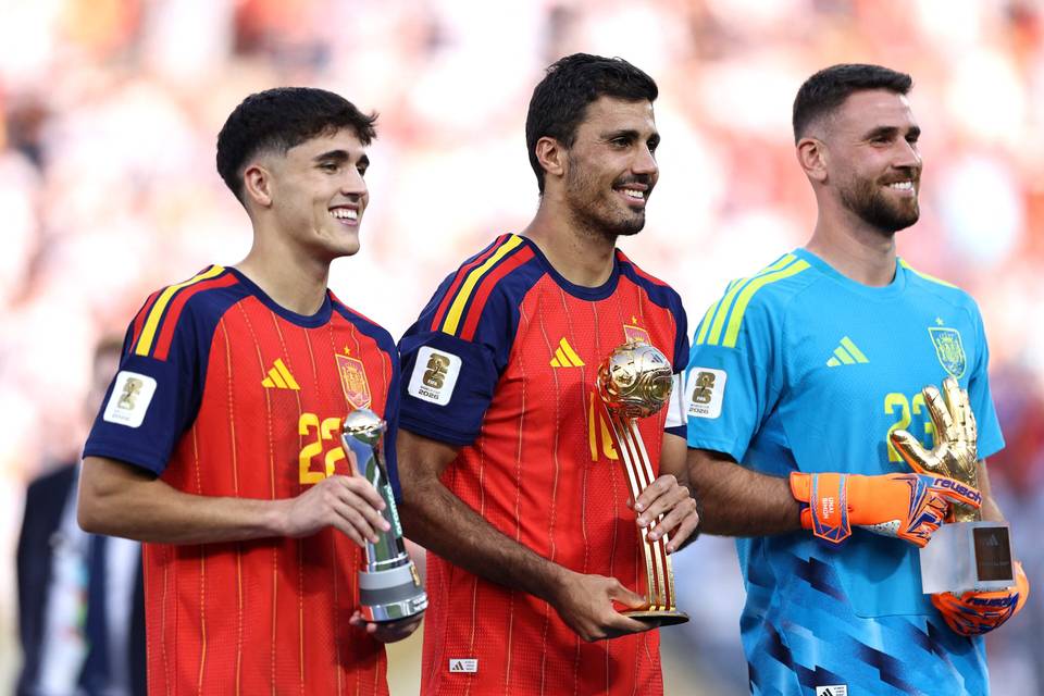 Espanjan kapteeni Rodri valittiin MM-turnauksen parhaaksi pelaajaksi, Ranskan Mbappe voitti maalipörssin. Espanjan kapteeni Rodri valittiin MM-turnauksen parhaaksi pelaajaksi, Ranskan Mbappe voitti maalipörssin. 1