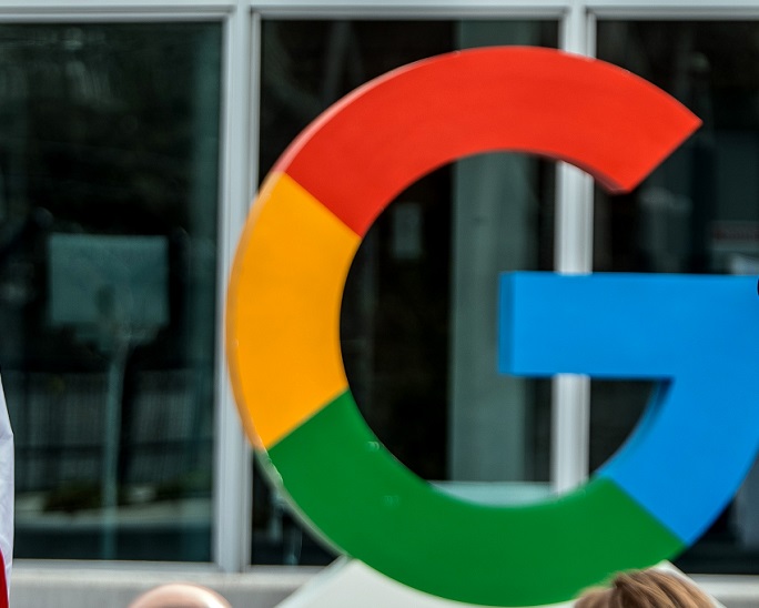 EU määräsi Googlelle 890 miljoonan euron sakot hakutulosten vinoutumisesta ja Play Store -rajoituksista. 1