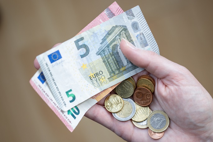 Euroalueen inflaatio laski kesäkuussa 2,8 prosenttiin energian hintapaineiden helpottaessa. 1