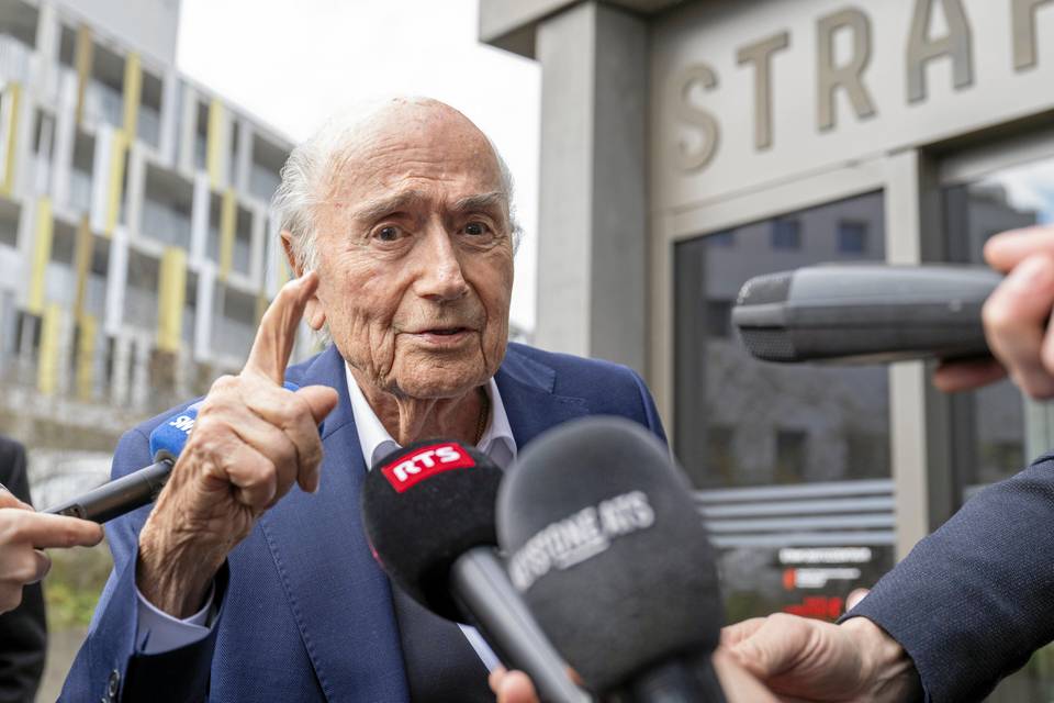 Fifan entinen johtaja Sepp Blatter kritisoi MM-kisojen kiistanalaista päätöstä. Fifan entinen johtaja Sepp Blatter kritisoi MM-kisojen kiistanalaista päätöstä. 1
