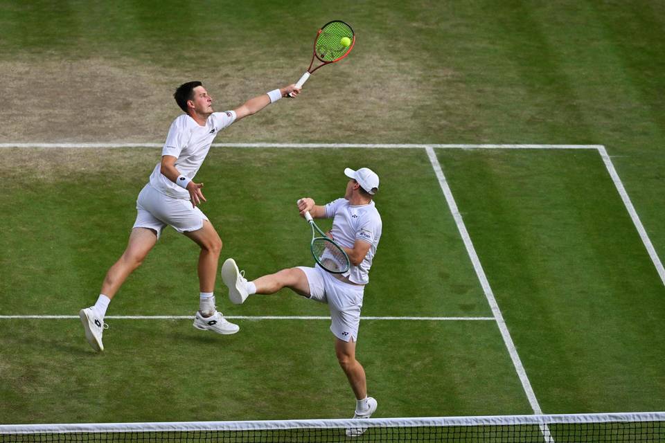 Harri Heliövaara ja Henry Patten etenivät Wimbledonin välieriin vaikean alun jälkeen. Harri Heliövaara ja Henry Patten etenivät Wimbledonin välieriin vaikean alun jälkeen. 1