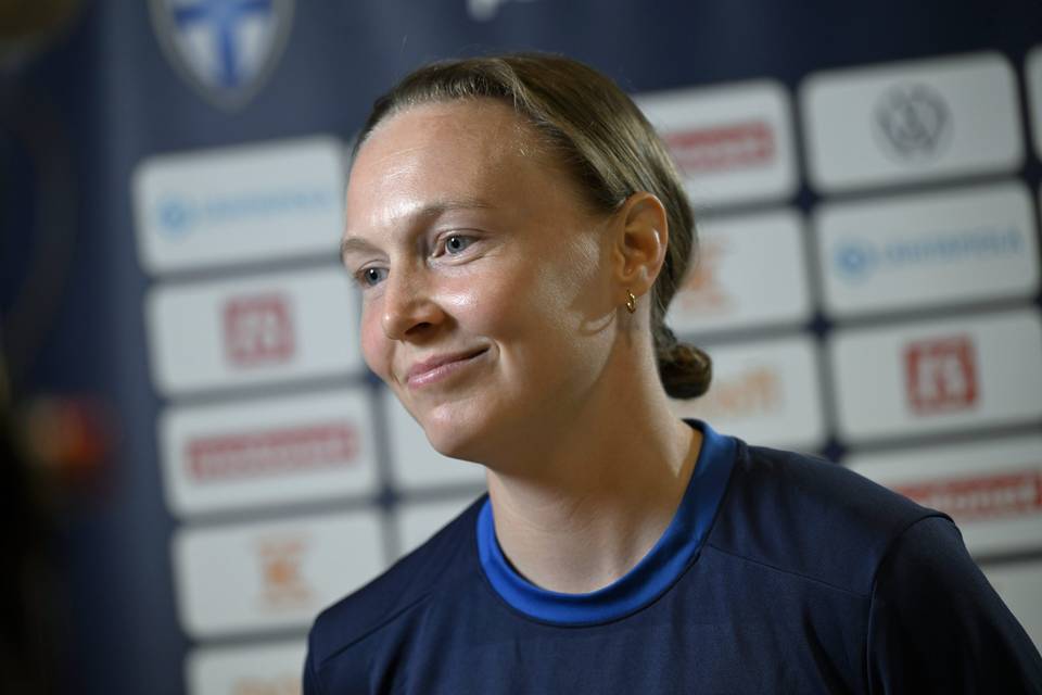 Helmari-kokemus Sanni Franssi siirtyy alemmalle sarjatasolle Englannissa. 1