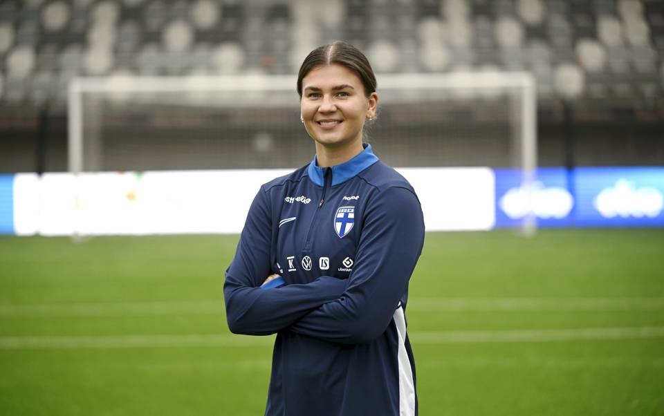 Helmarien ykkösmaalivahti Anna Koivunen siirtyy Englantiin nousijajoukkueeseen. 1