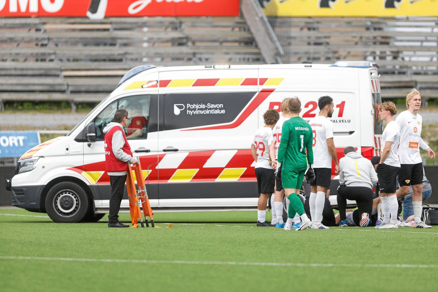 Jalkapalloilija kuljetettiin ambulanssilla kesken ottelun Kuopiossa – poistui kentältä tajuissaan. Jalkapalloilija kuljetettiin ambulanssilla kesken ottelun Kuopiossa – poistui kentältä tajuissaan. 1