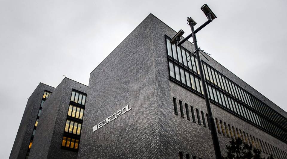 Kansainvälinen poliisiyhteistyö on tuonut esiin verkkoyhteisöjä, joissa jaetaan ohjeita puolison huumaamiseen ja raiskaamiseen – yli 150 mahdollista uhri ja tekijä. Kansainvälinen poliisiyhteistyö on tuonut esiin verkkoyhteisöjä, joissa jaetaan ohjeita puolison huumaamiseen ja raiskaamiseen – yli 150 mahdollista uhri ja tekijä. 1