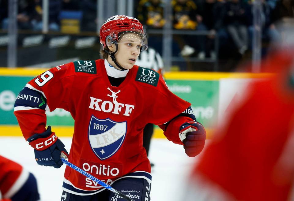 Kapasten jääkiekkoperheen jälkeläinen siirtyy Kanadaan Kapasten jääkiekkoperheen jälkeläinen siirtyy Kanadaan 1