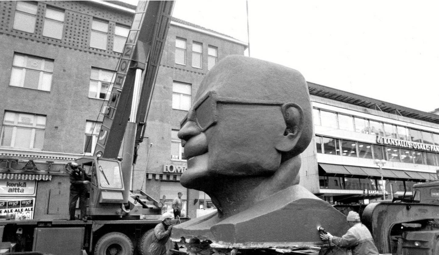 Kekkosen muistomerkistä jäi vain nenä, Spede ei saanut paikkaa taidemuseosta eikä Kuopiosta – useat patsashankkeet ovat kohdanneet vaikeuksia. 1