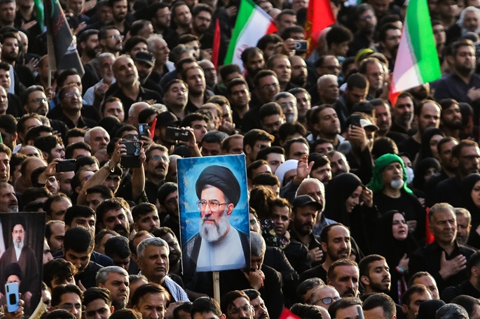 Khamenein hautajaiskulkue saapuu Imam Alin pyhäkköön Irakissa. 1