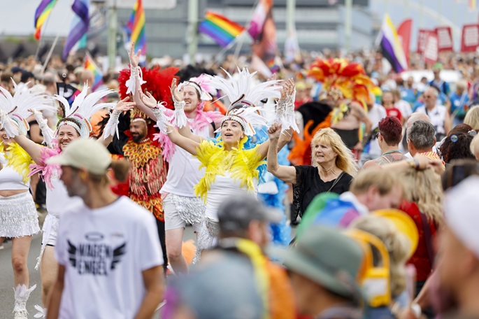 Kölnin ylpeysparaati Saksassa keräsi 1 miljoonaa katsojaa. 1