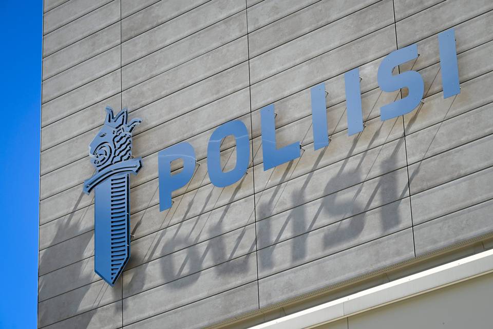 Koulunkäynninohjaajaa epäillään salakuvauksesta satojen tyttöjen osalta – esitutkinta saatu päätökseen. Koulunkäynninohjaajaa epäillään salakuvauksesta satojen tyttöjen osalta – esitutkinta saatu päätökseen. 1