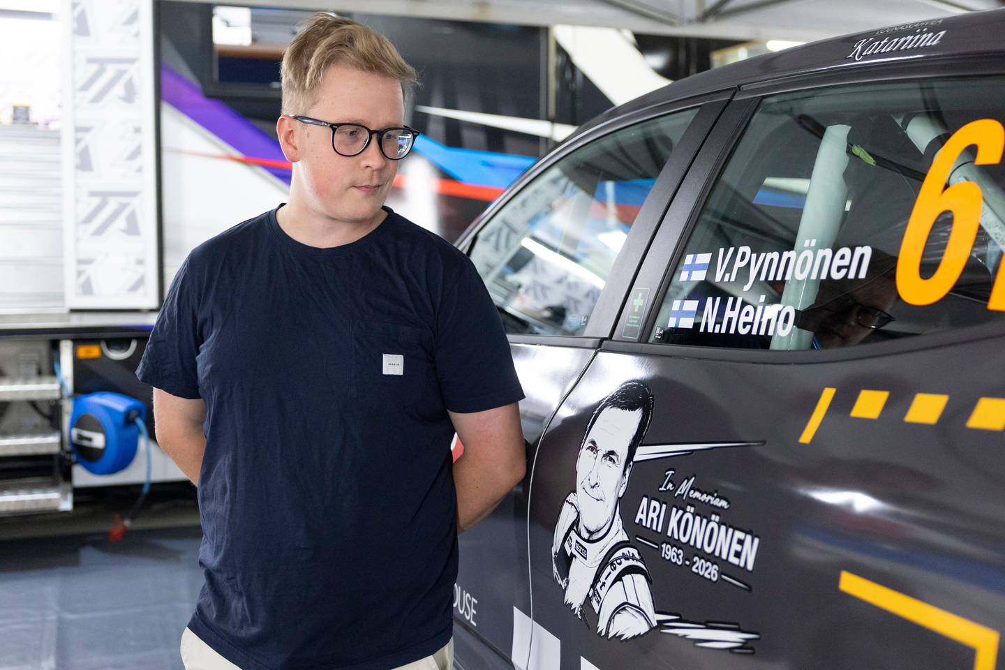 Kunnioittava ele MM-rallissa: Ville Pynnönen muistuttaa kahta tänä vuonna edesmenneitä jyväskyläläistä rallilegendaa Kunnioittava ele MM-rallissa: Ville Pynnönen muistuttaa kahta tänä vuonna edesmenneitä jyväskyläläistä rallilegendaa 1